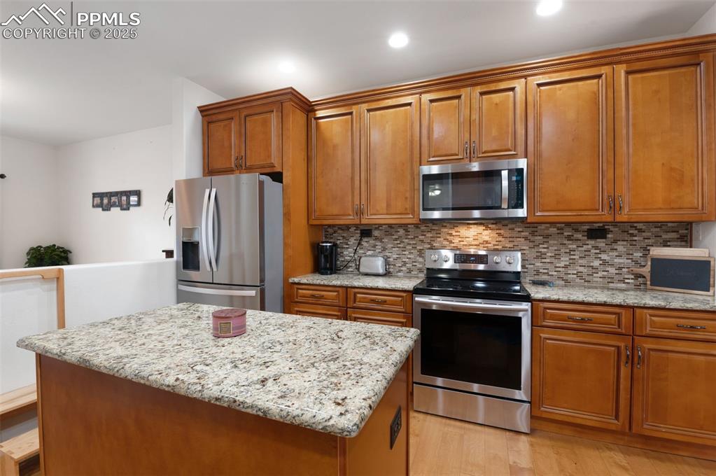 Image 19 of 42: Kitchen