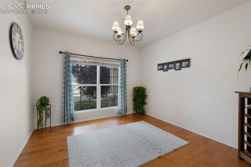 Image 20 of 42: Dining Area