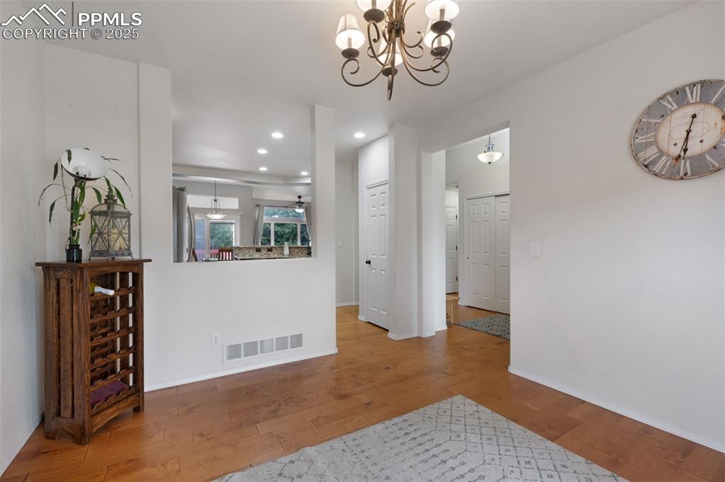 Image 21 of 42: Dining Area