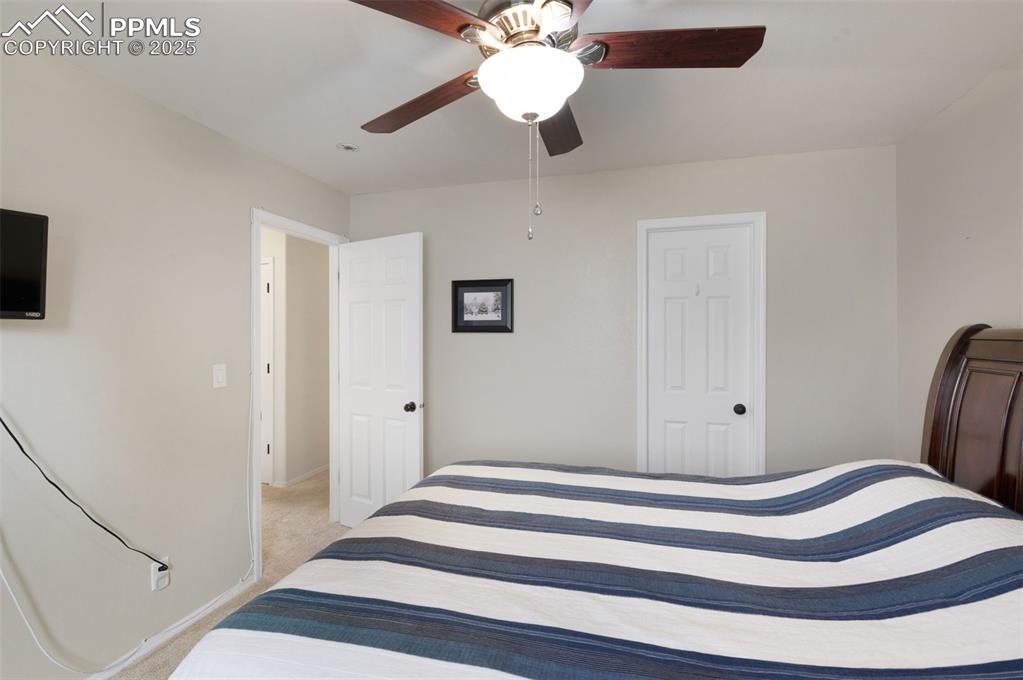 Image 31 of 42: Bedroom