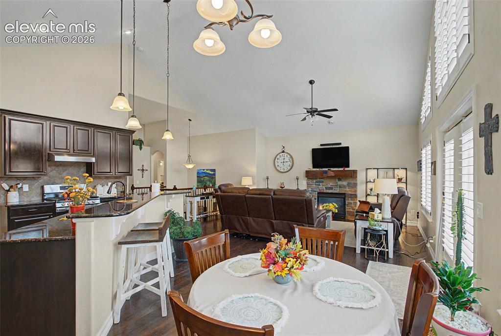Image 10 of 48: Dining Area