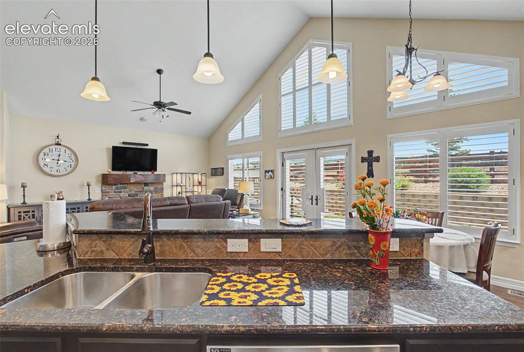Image 15 of 48: Kitchen