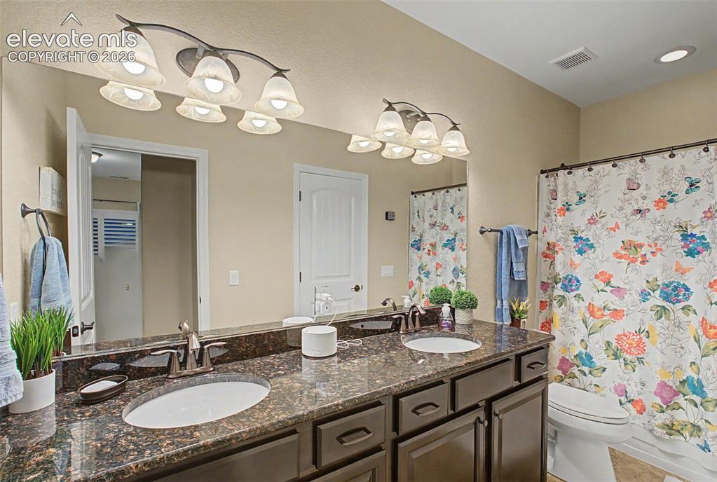 Image 32 of 48: Bathroom