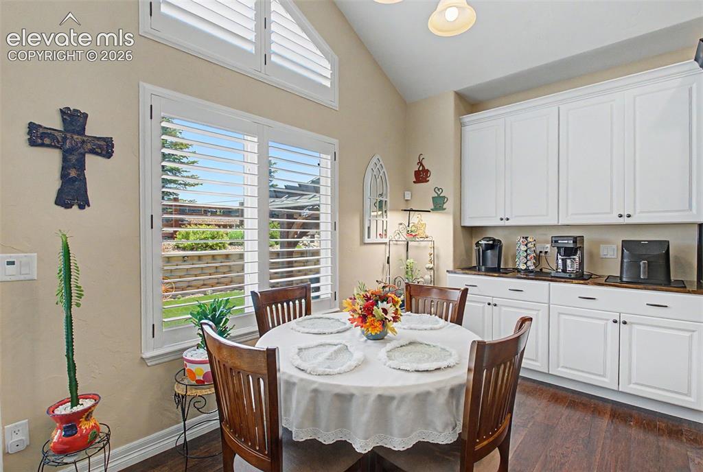 Image 9 of 48: Dining Area