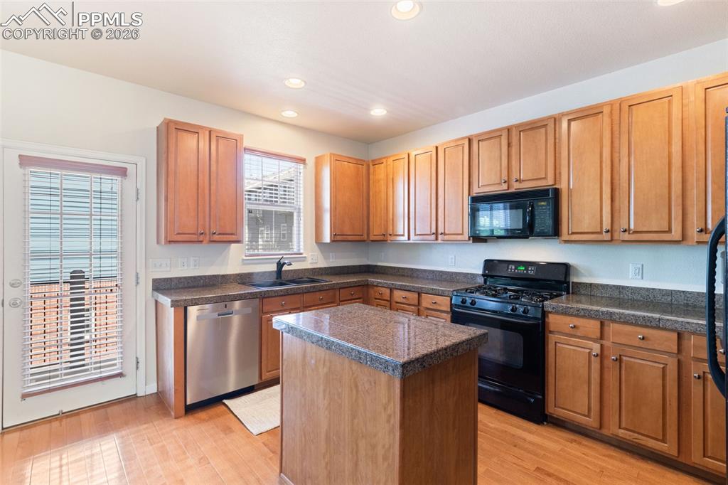 Image 10 of 34: Kitchen