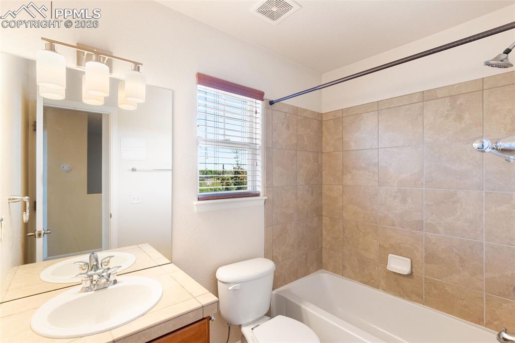 Image 25 of 34: Bathroom