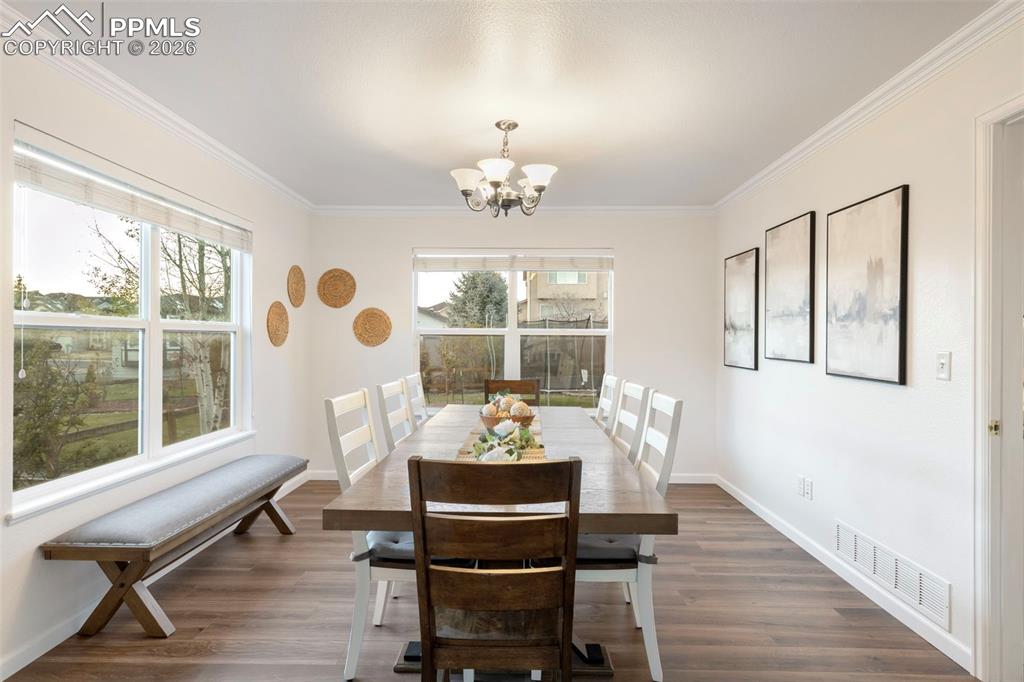 Image 11 of 47: Dining Area