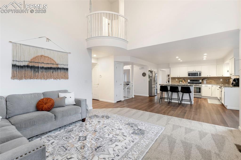 Image 19 of 47: Living Room