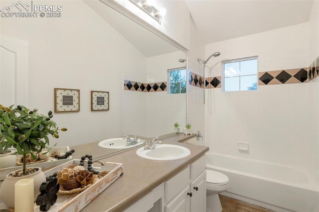 Image 30 of 47: Bathroom