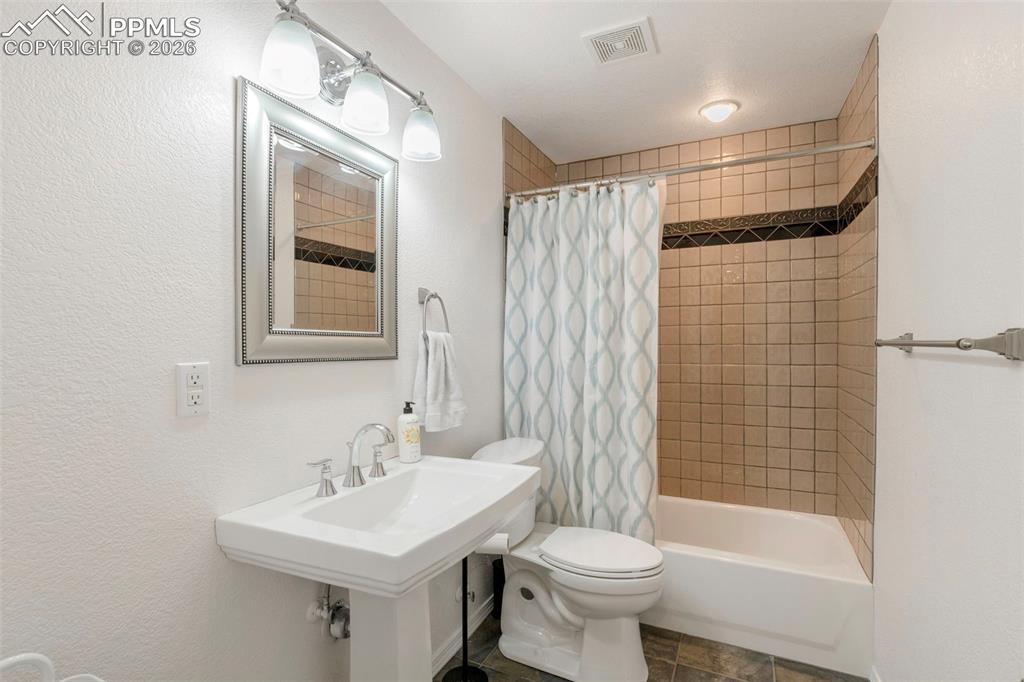 Image 37 of 47: Bathroom