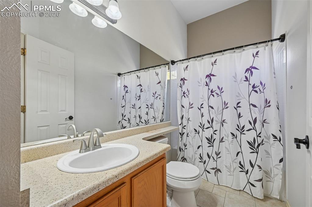 Image 15 of 35: Main level 2nd full bathroom