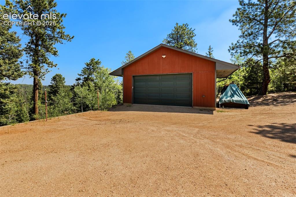 Image 41 of 42: Garage