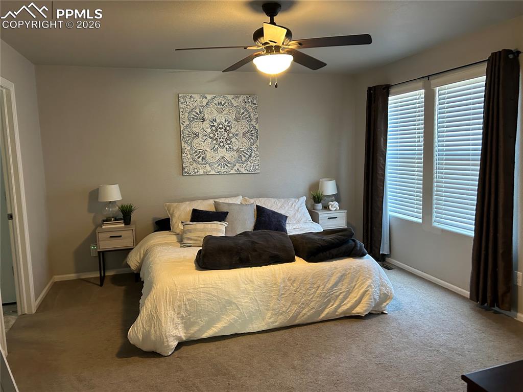 Image 10 of 13: Bedroom