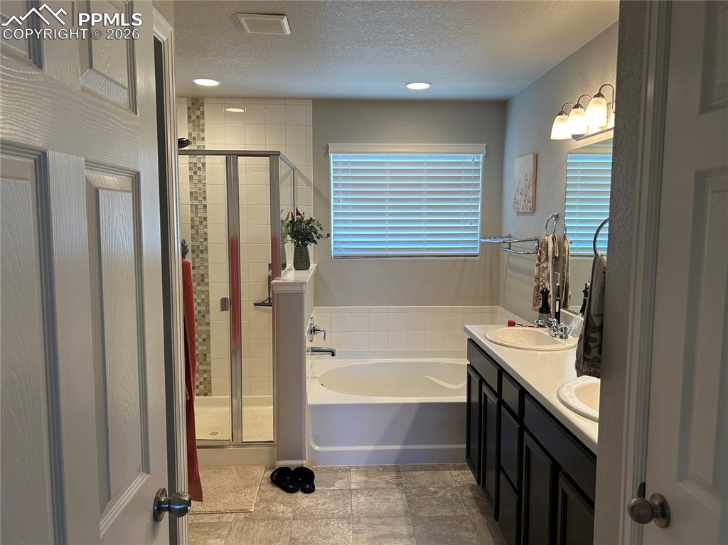 Image 11 of 13: Bathroom