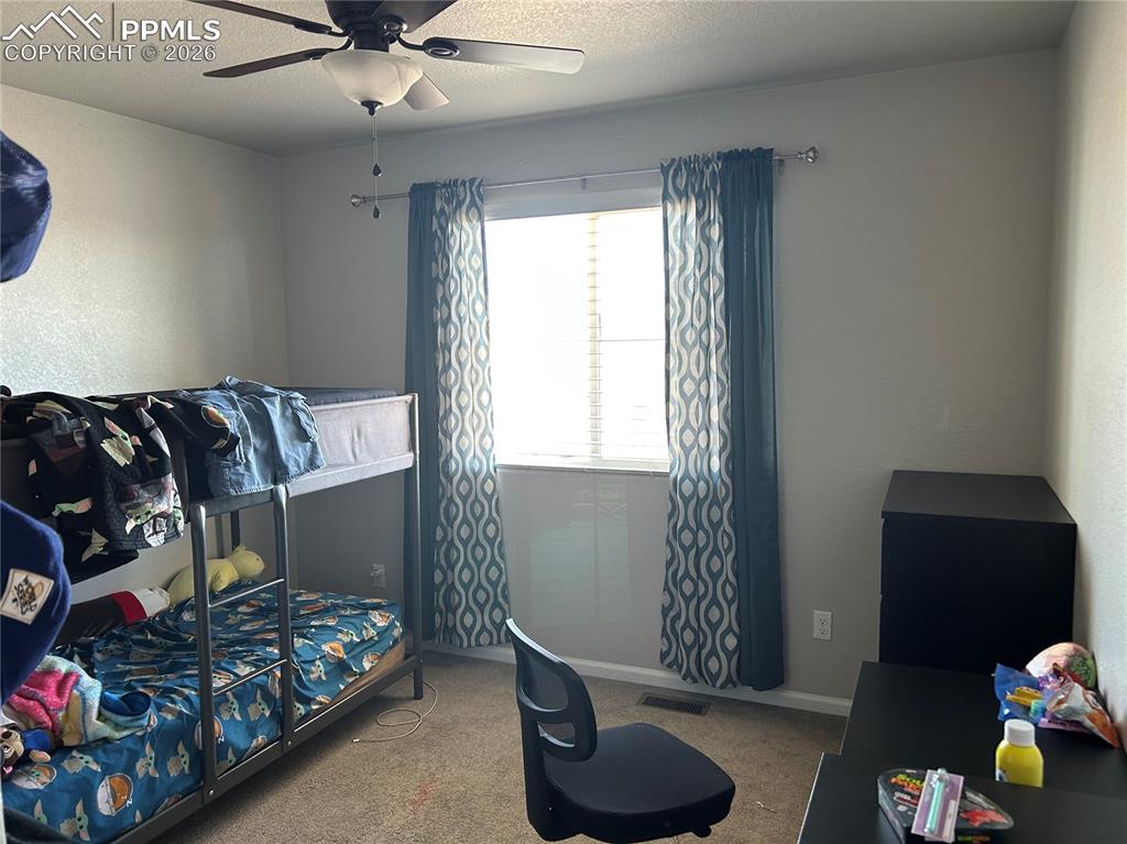 Image 12 of 13: Bedroom