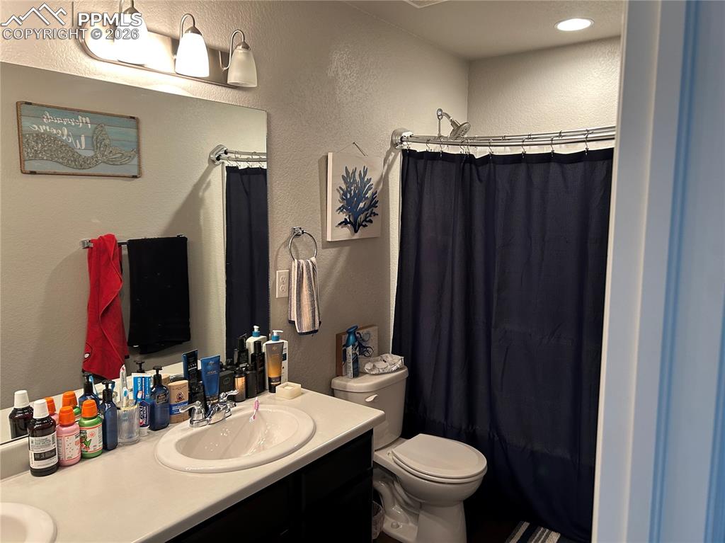 Image 7 of 13: Bathroom