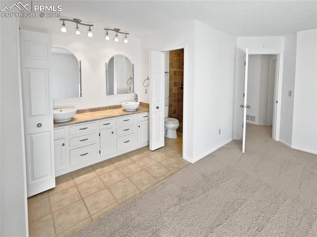 Image 10 of 31: Bathroom