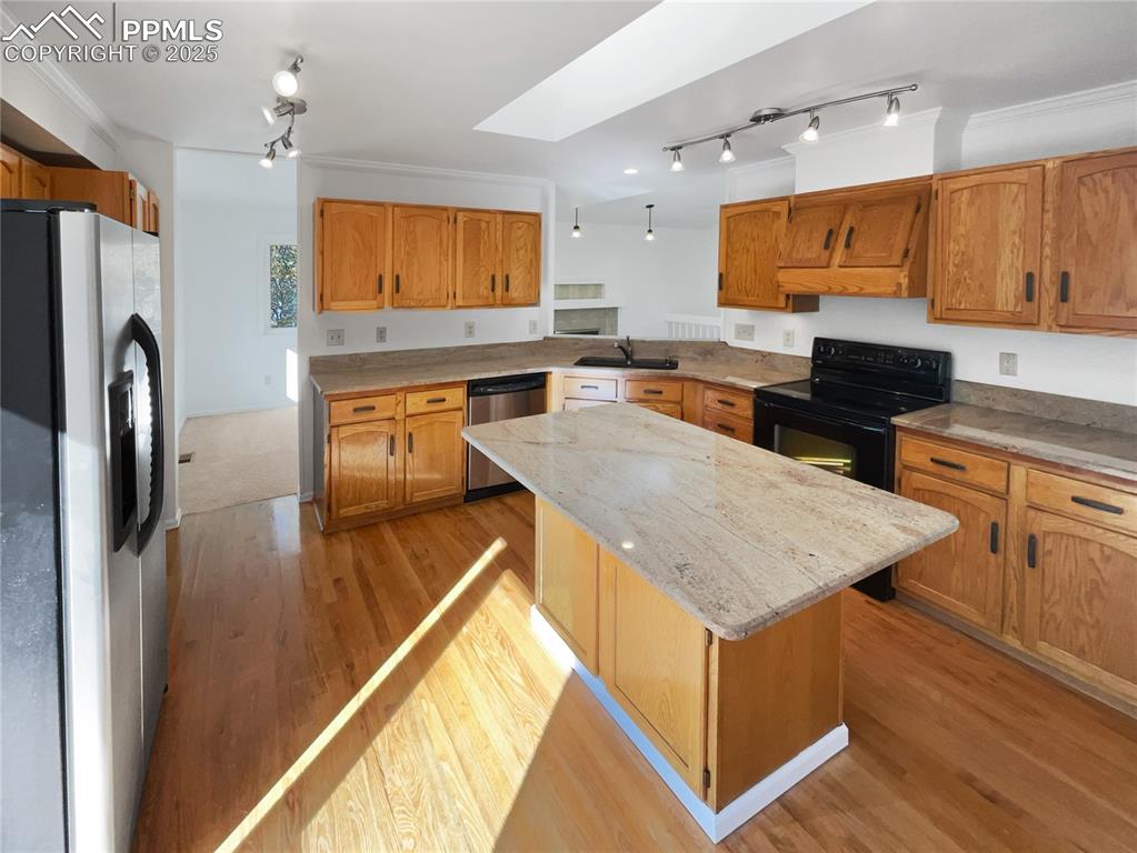 Image 11 of 31: Kitchen