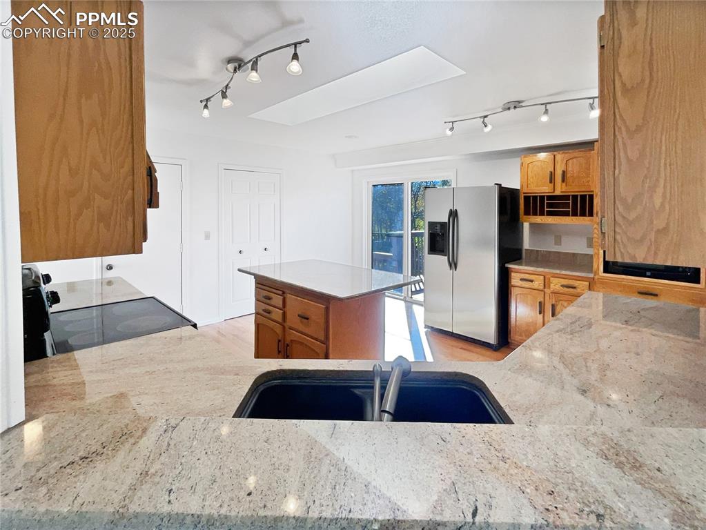 Image 14 of 31: Kitchen