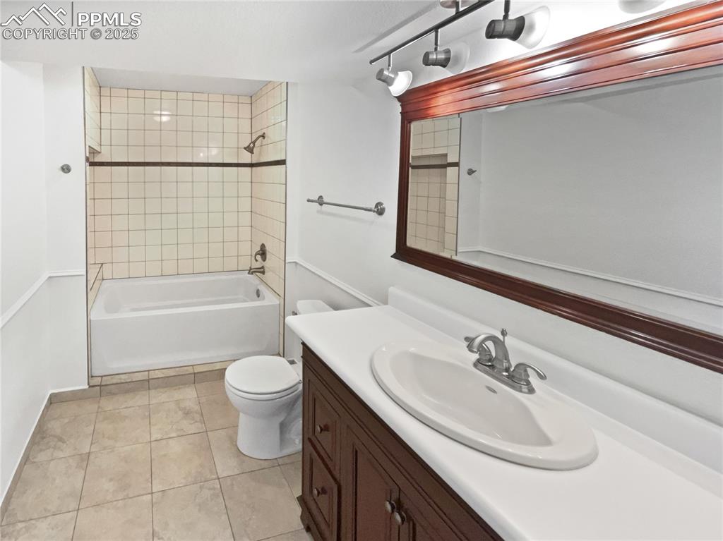 Image 27 of 31: Bathroom