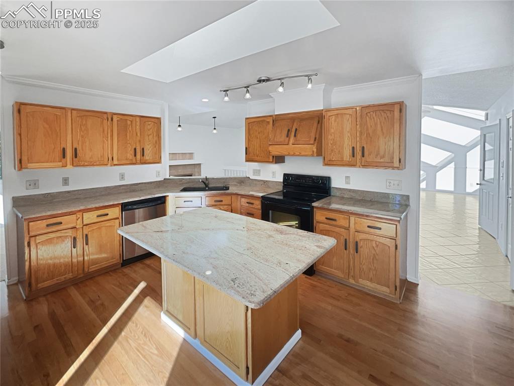 Image 6 of 31: Kitchen