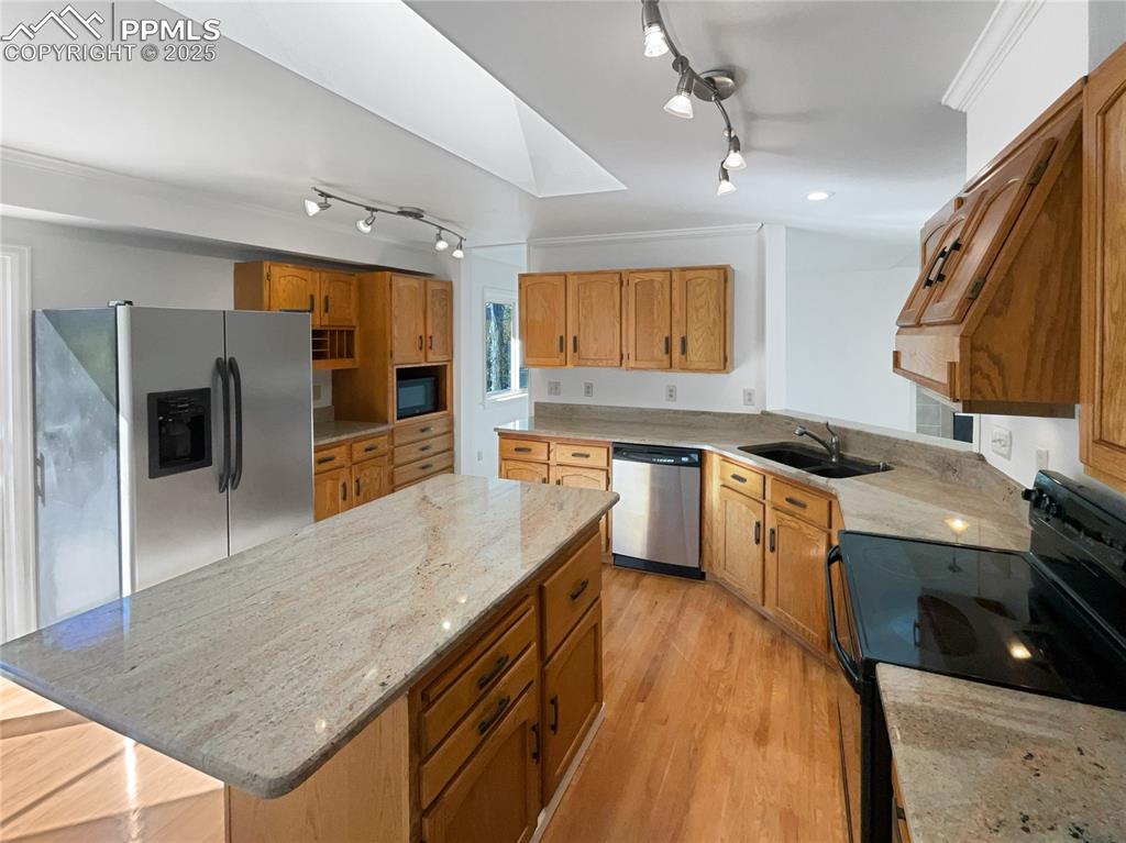 Image 9 of 31: Kitchen