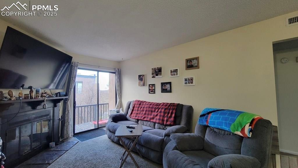 Image 11 of 13: Living Room