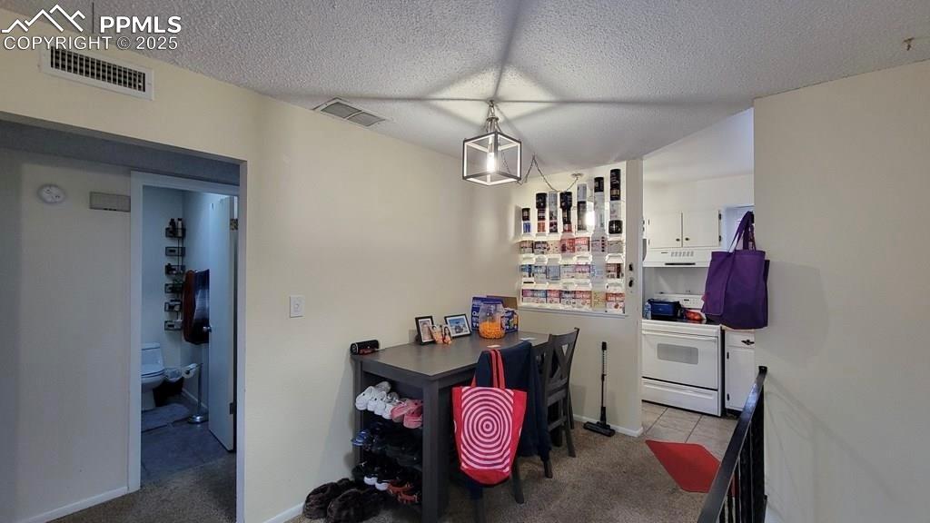 Image 3 of 13: Dining Area