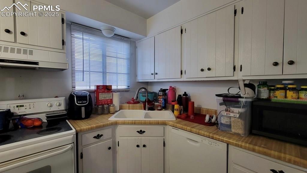 Image 4 of 13: Kitchen