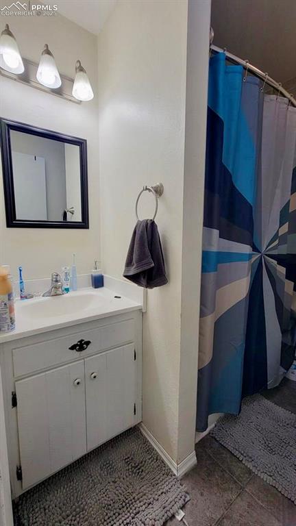 Image 9 of 13: Bathroom