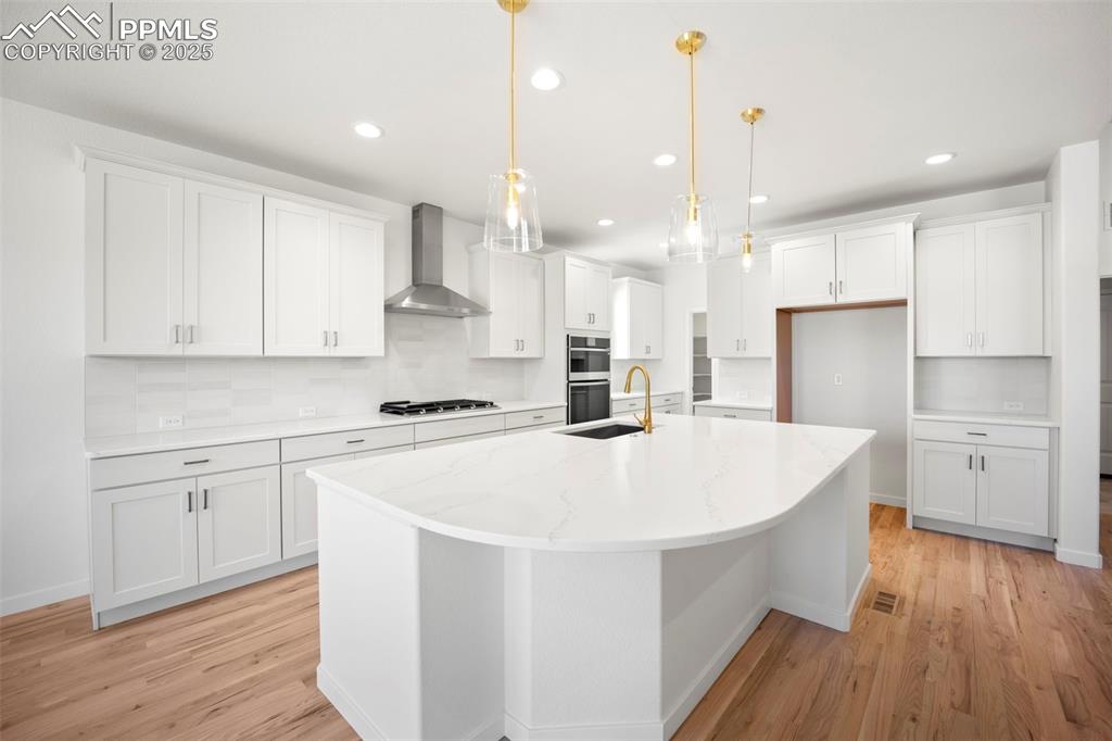 Image 23 of 50: Kitchen