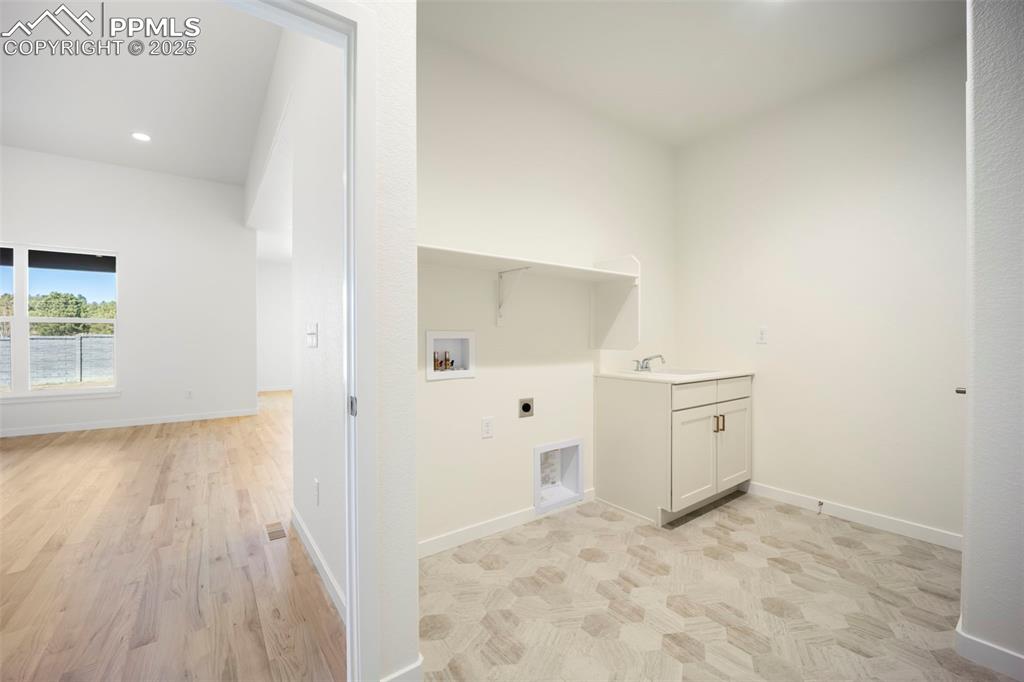 Image 30 of 50: Laundry