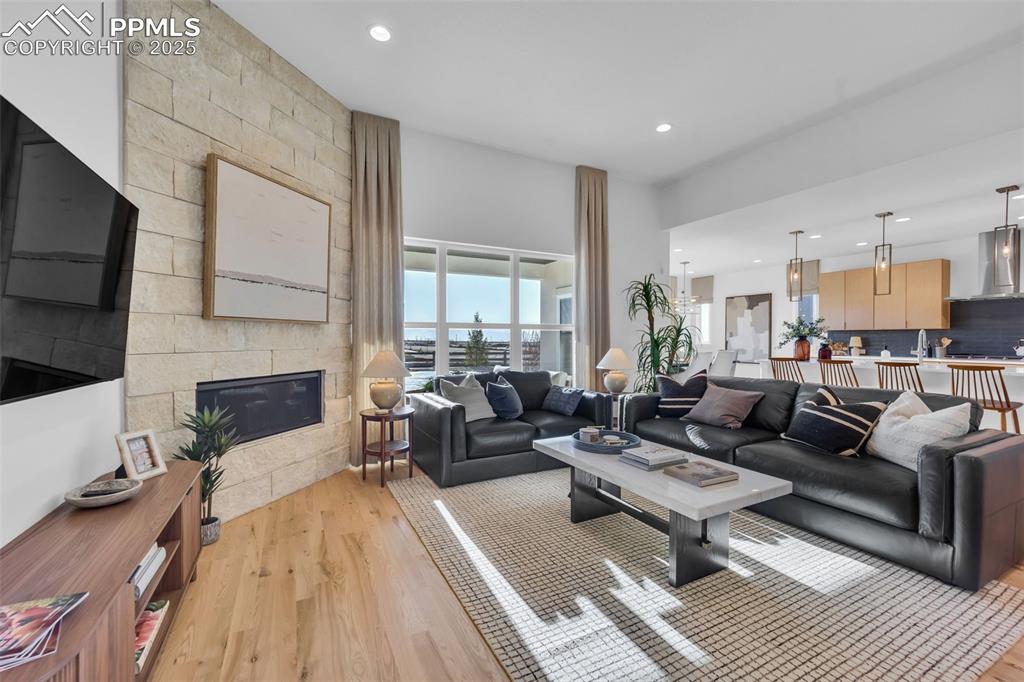Image 6 of 9: Large Living Room with 11 foot ceilings