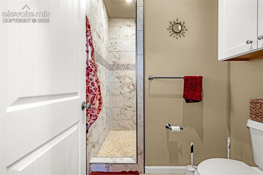 Image 17 of 38: Bathroom
