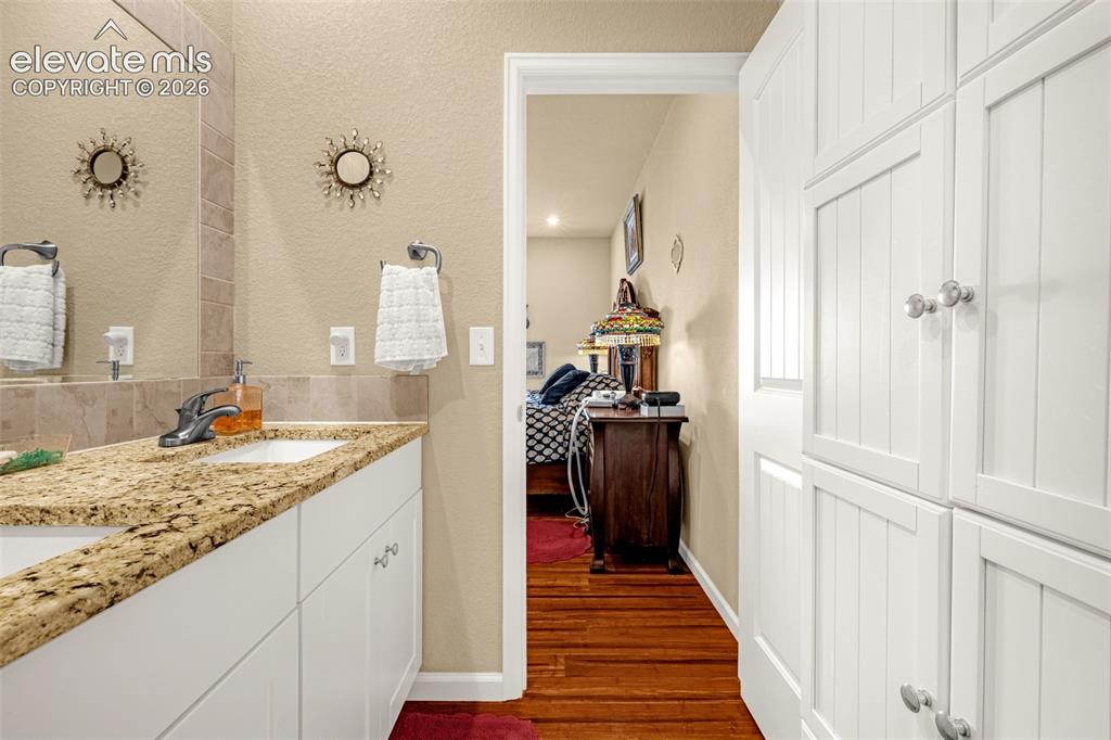 Image 19 of 38: Bathroom