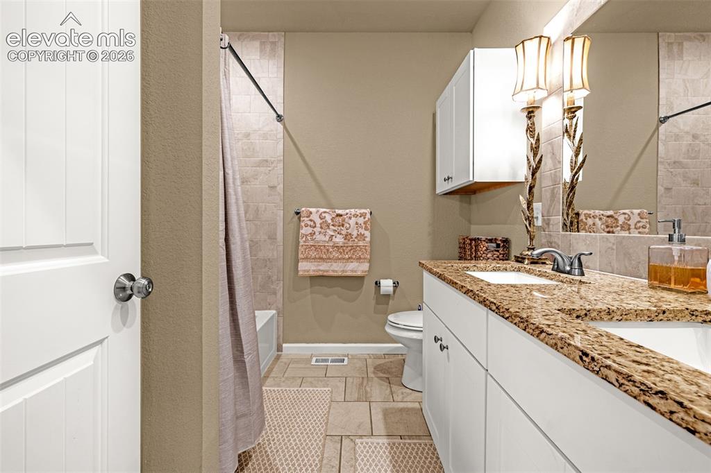 Image 22 of 38: Bathroom