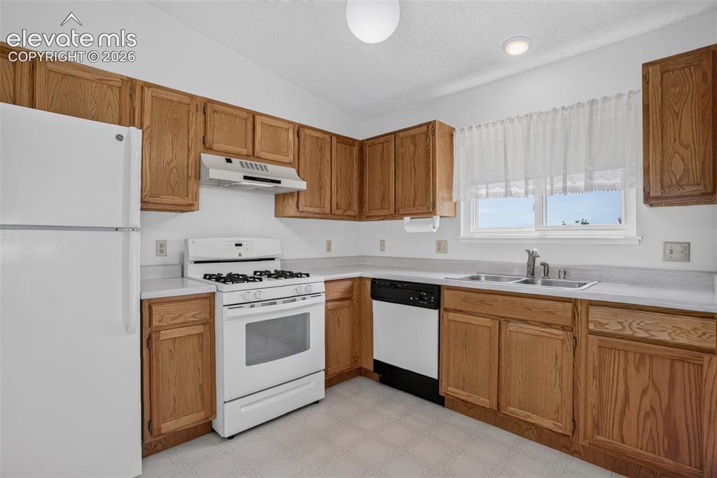 Image 21 of 34: Kitchen