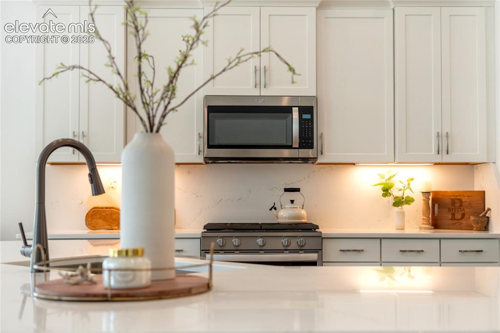 Image 14 of 50: Kitchen