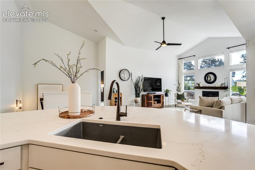 Image 16 of 50: Kitchen
