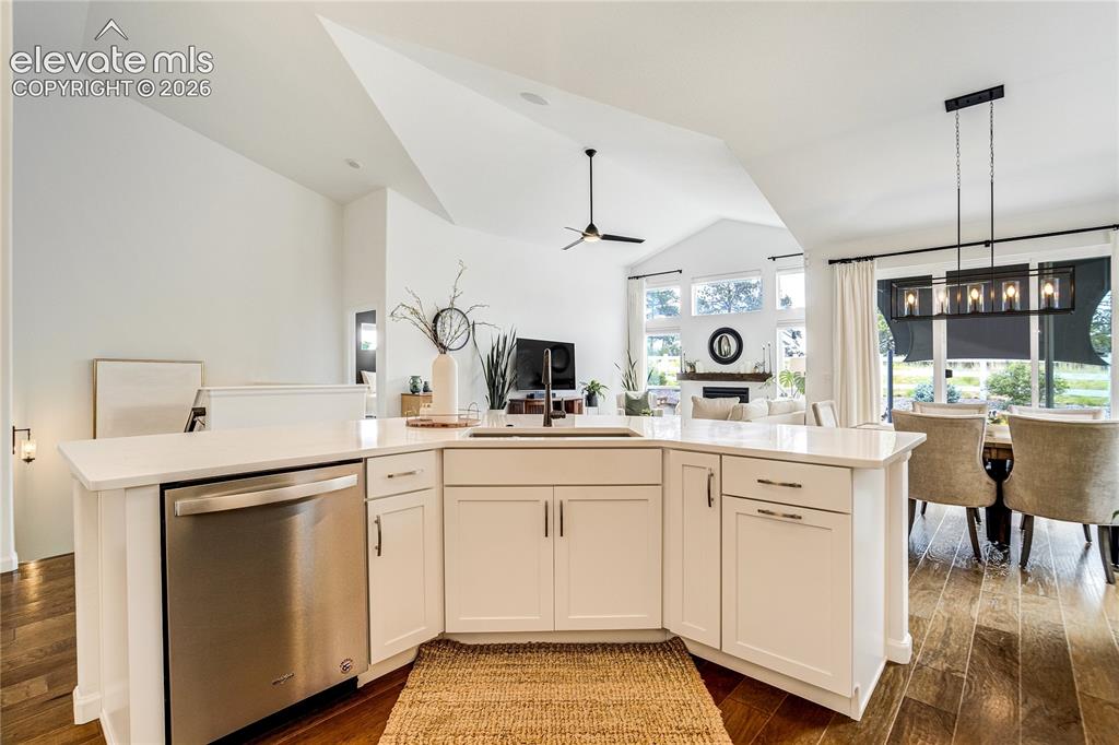 Image 17 of 50: Kitchen