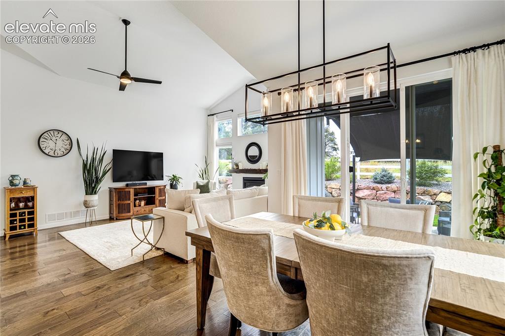 Image 18 of 50: Dining Area