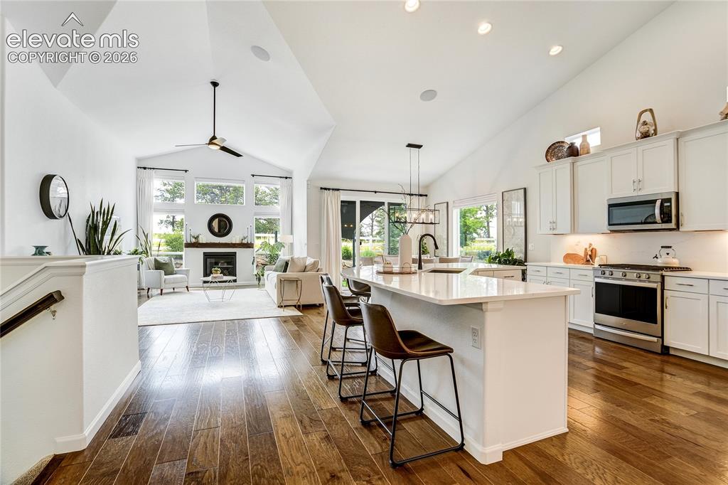 Image 8 of 50: Kitchen