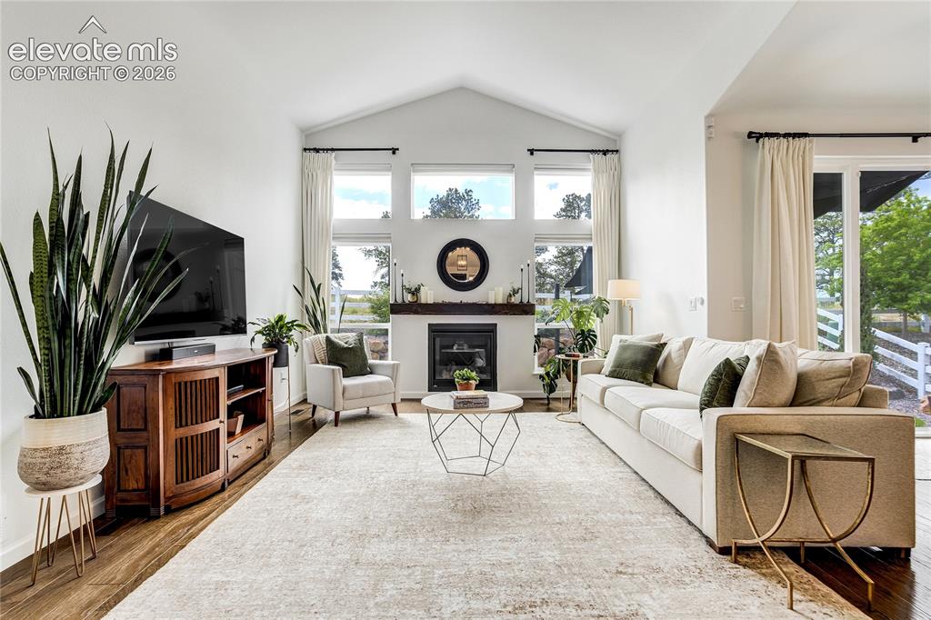 Image 9 of 50: Living Room