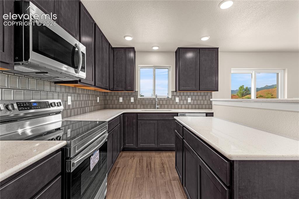 Image 11 of 30: Kitchen