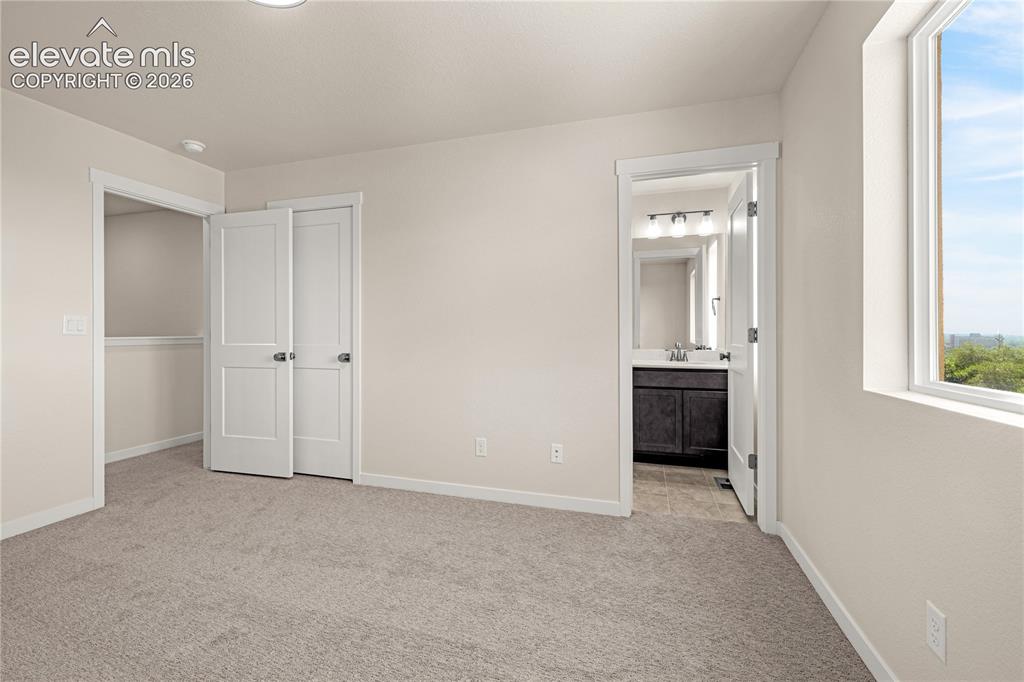Image 16 of 30: Bedroom