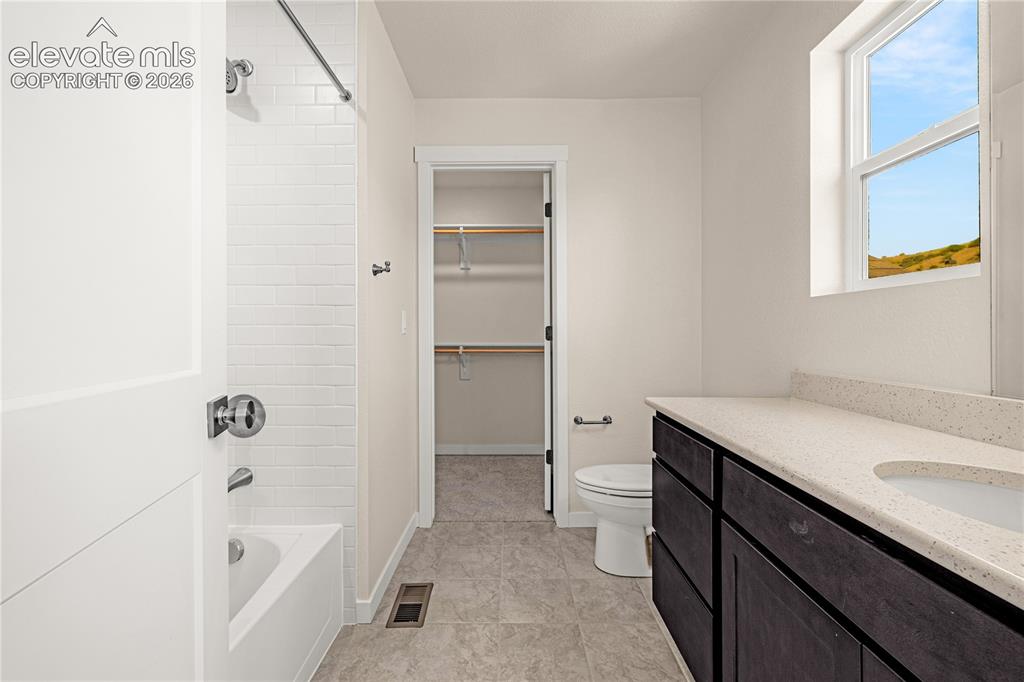 Image 19 of 30: Bathroom