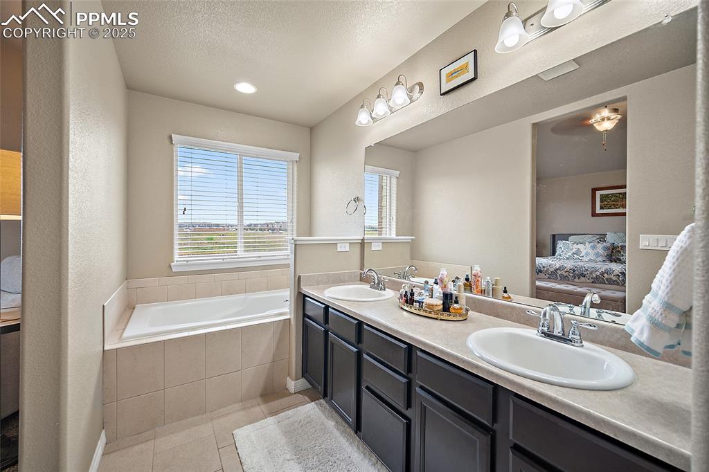 Image 15 of 41: Bathroom