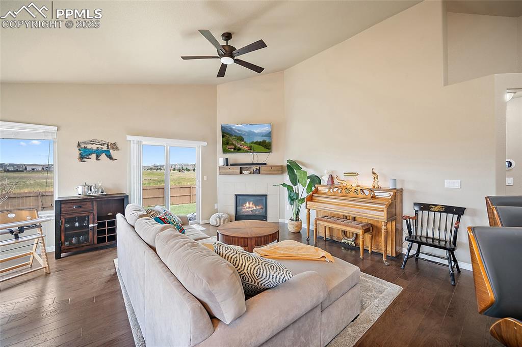 Image 20 of 41: Living Room