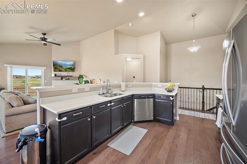 Image 23 of 41: Kitchen