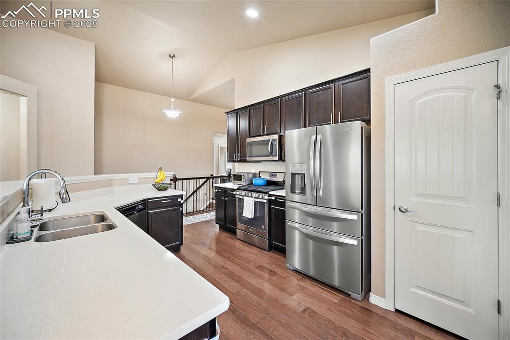 Image 24 of 41: Kitchen